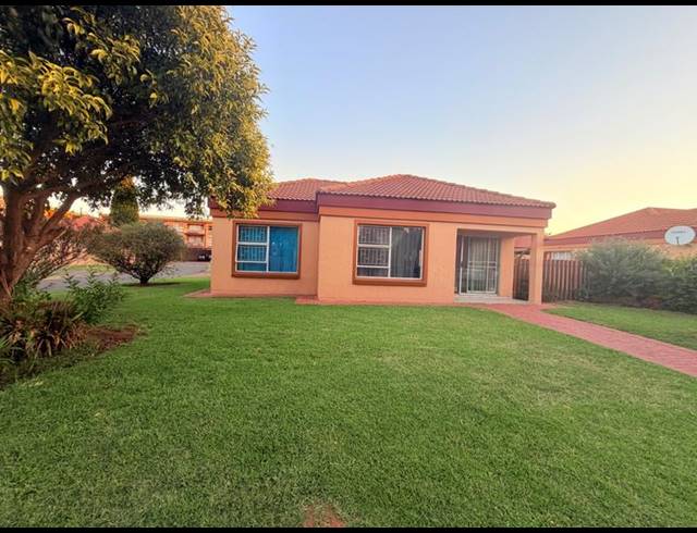 2 BEDROOM TOWNHOUSE FOR SALE IN VANDERBIJLPARK CE 2